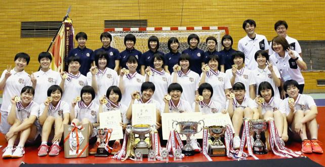 ハンドボール女子で優勝を喜ぶ明光学園の選手ら