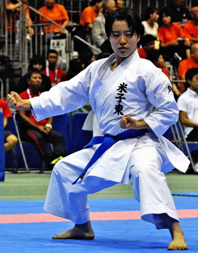空手女子個人形で技を繰り出す米子東の梅原選手=