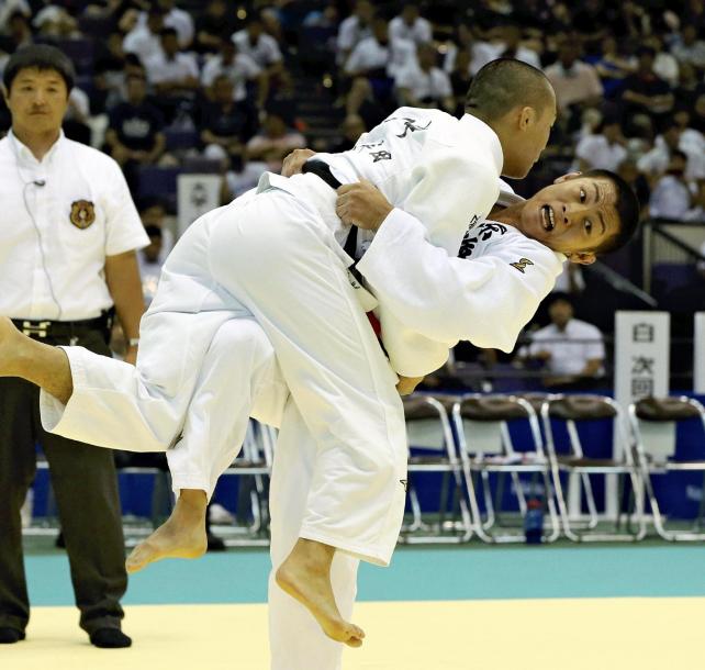 柔道男子73キロ級決勝で、果敢に攻める東海大相模の有馬選手(右)