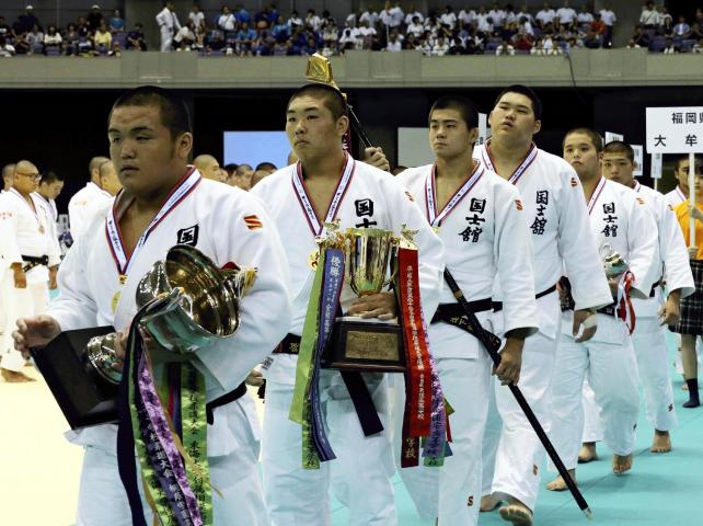 柔道男子団体で優勝した国士舘の選手たち