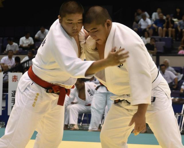 相手に食らいつく埼玉栄の田川聖選手(右)