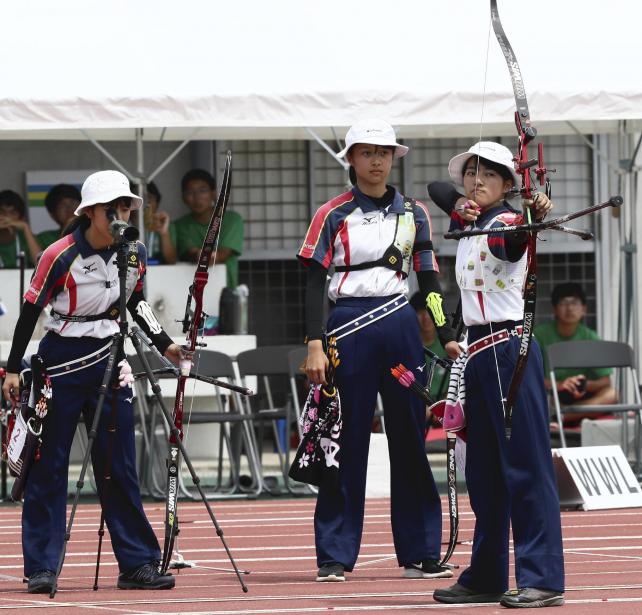 アーチェリー女子団体で優勝した甲南女の選手たち