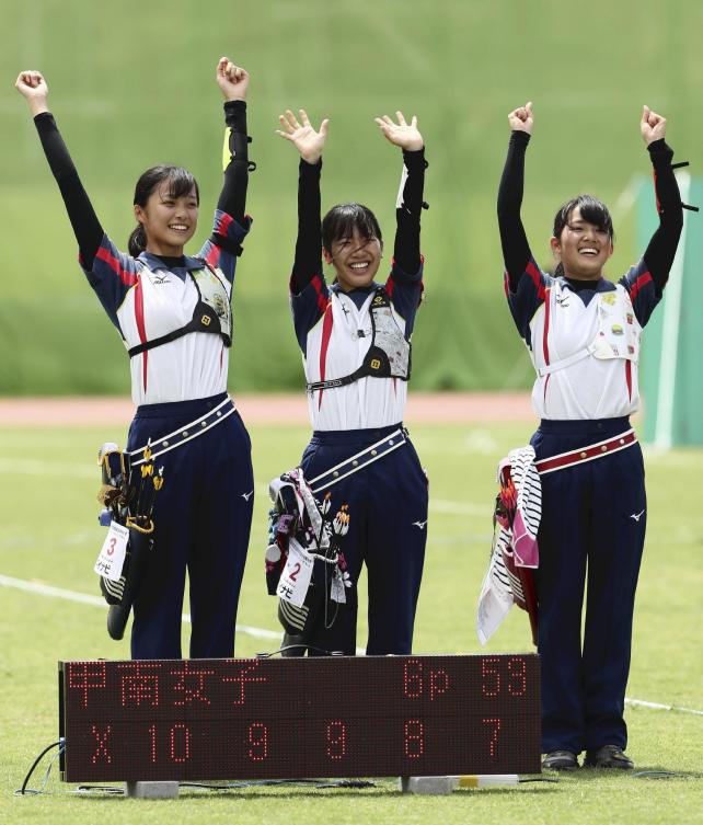 アーチェリー女子団体で優勝した甲南女の選手たち