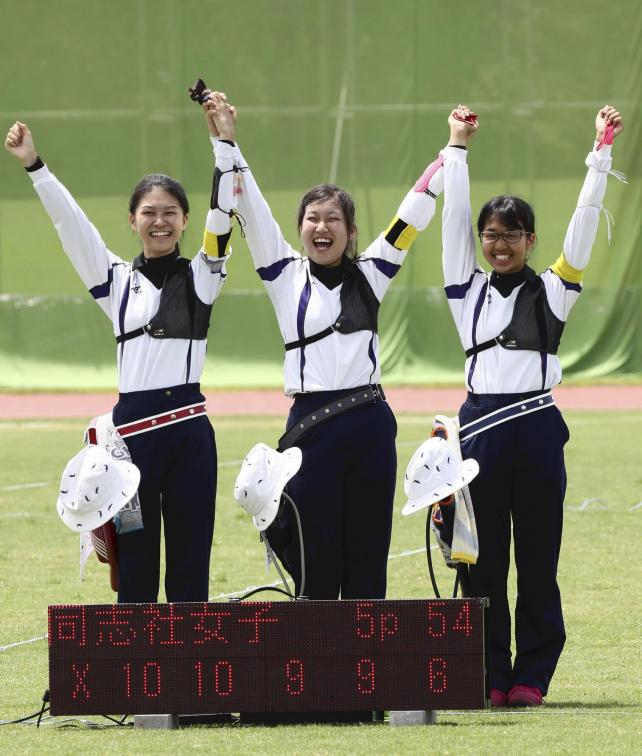 アーチェリー女子団体で3位になった同志社女の選手たち