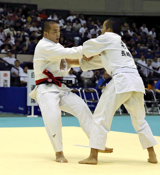 柔道男子81キロ級で優勝した大牟田の竹市大祐選手(左)