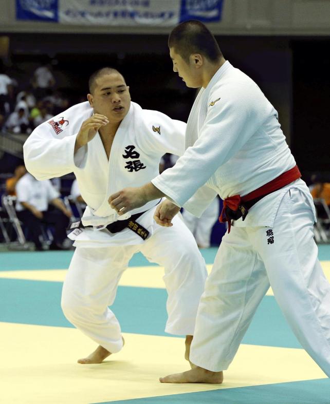 柔道男子100キロ級準決勝で、懸命に攻める名張の増田選手(左)