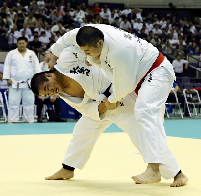 柔道男子１００キロ級決勝で、果敢に攻める大牟田の森選手（左）