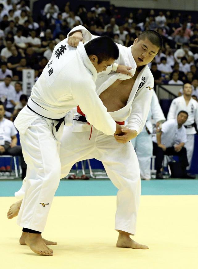 柔道男子１００キロ級決勝で、必死に攻める木更津総合の金沢選手（右）