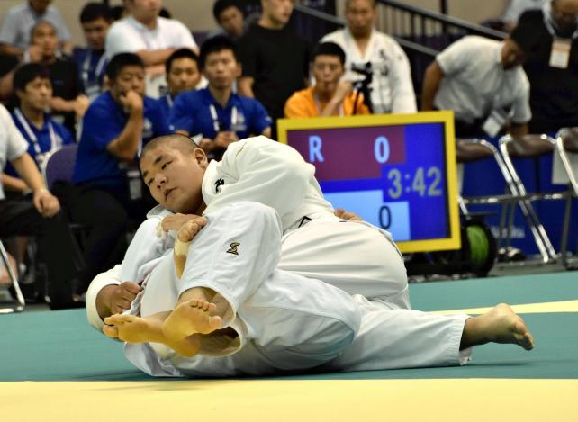 柔道男子100キロ超級の3回戦で攻める鹿児島実の山元選手(上)