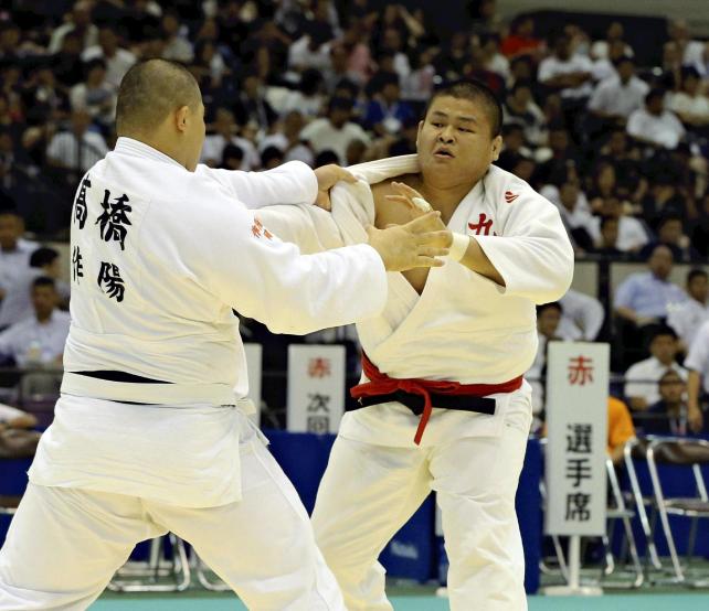 柔道男子100キロ超級準決勝 懸命に攻める九州学院の園田選手(右)