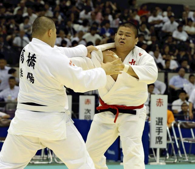 柔道男子１００キロ超級準決勝　懸命に攻める九州学院の園田選手（右）