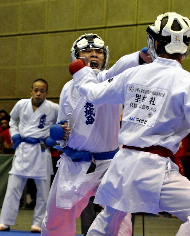 空手男子団体組手 気迫のこもった攻撃を見せる平良選手(左)