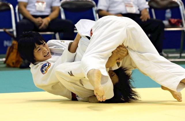 柔道女子48キロ級決勝で、果敢に攻める熊本西の白石響選手(左)