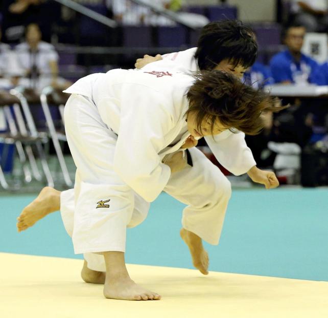 柔道女子48キロ級で優勝した南筑の古賀若菜選手(手前)