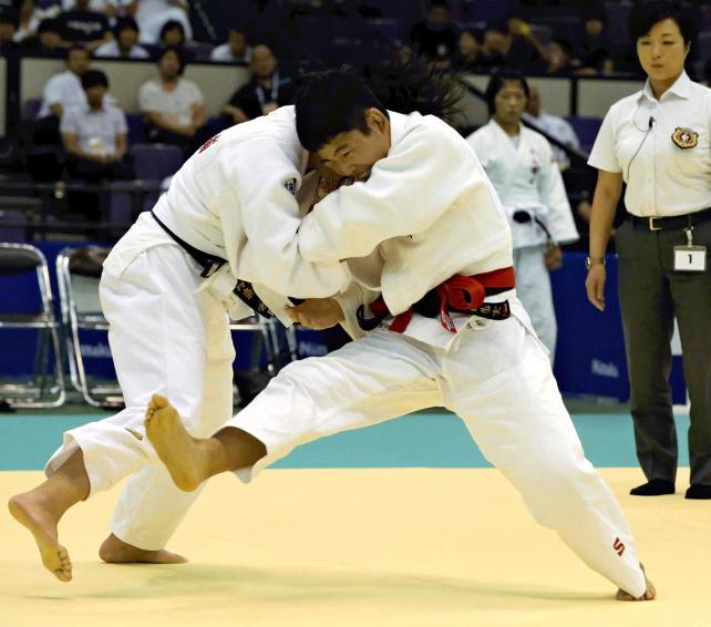 柔道女子52キロ級決勝で、果敢に攻める修徳の川田歩実選手(右)