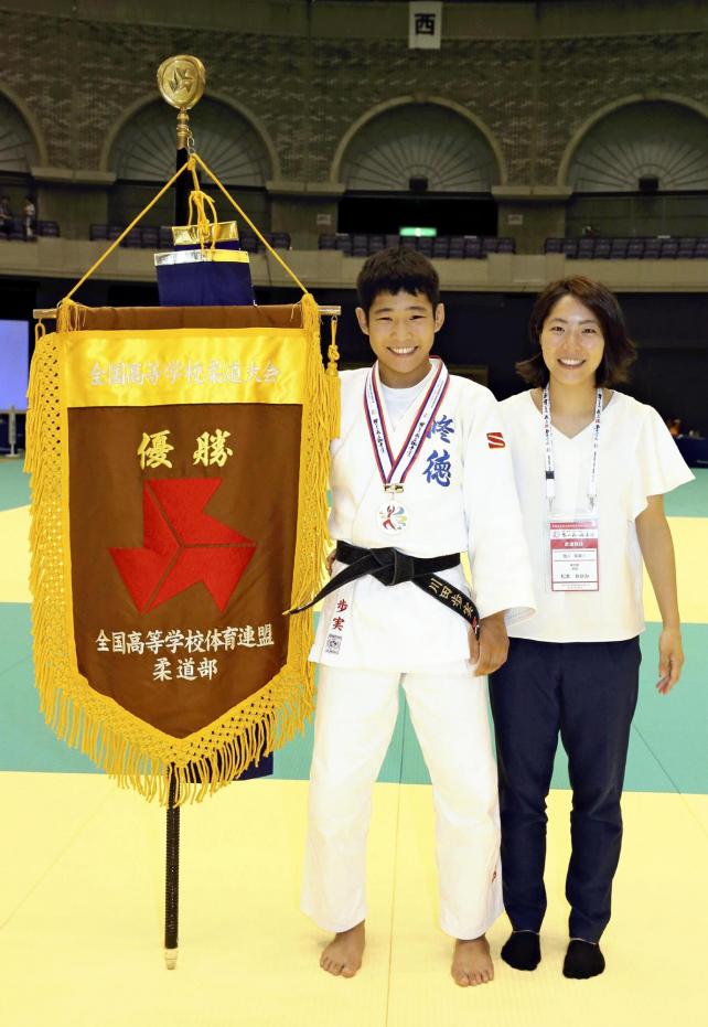 柔道女子52キロ級で、優勝した修徳の川田歩実選手(左)