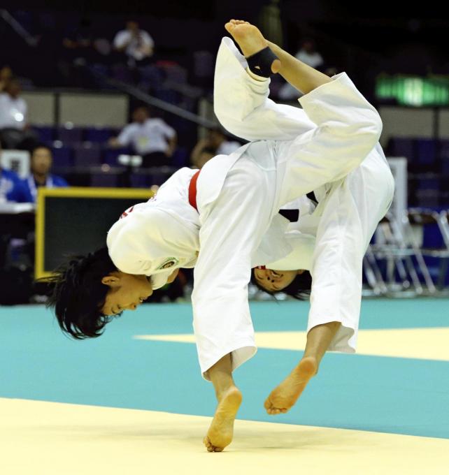 柔道女子57キロ級決勝で、果敢に攻める渋谷教育渋谷の中水流りり選手(左)