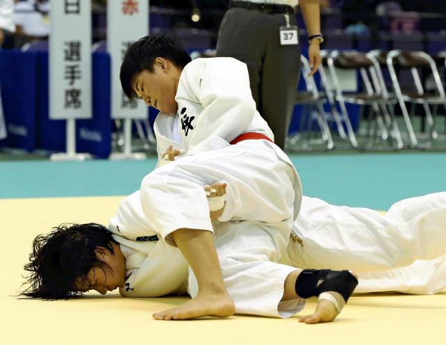 柔道女子63キロ級で優勝した大牟田の山口葵良梨選手(上)