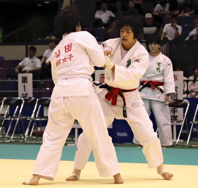 柔道女子78キロ級決勝で果敢に攻める富士学苑の黒田亜紀選手(右)