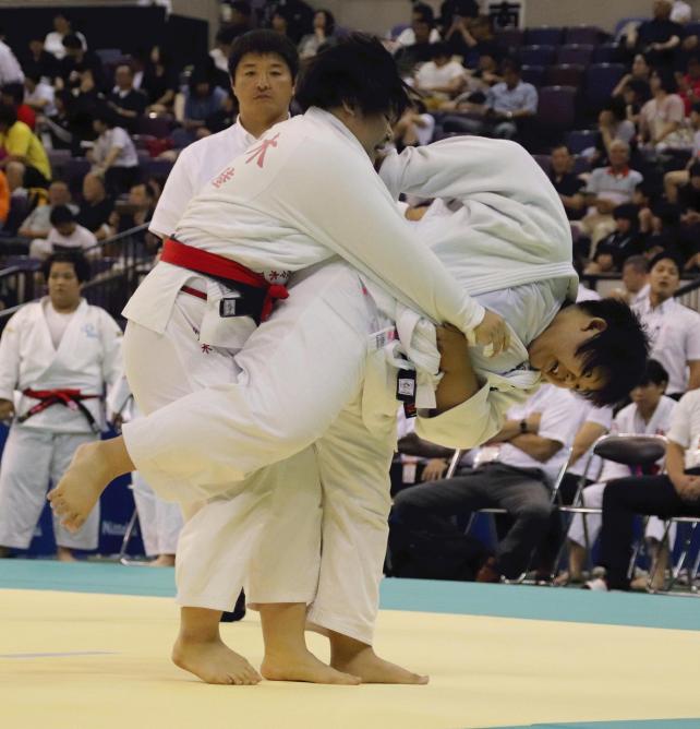 柔道女子78キロ超級2回戦で、投げ技を繰り出す鵬翔の大寺選手(右)