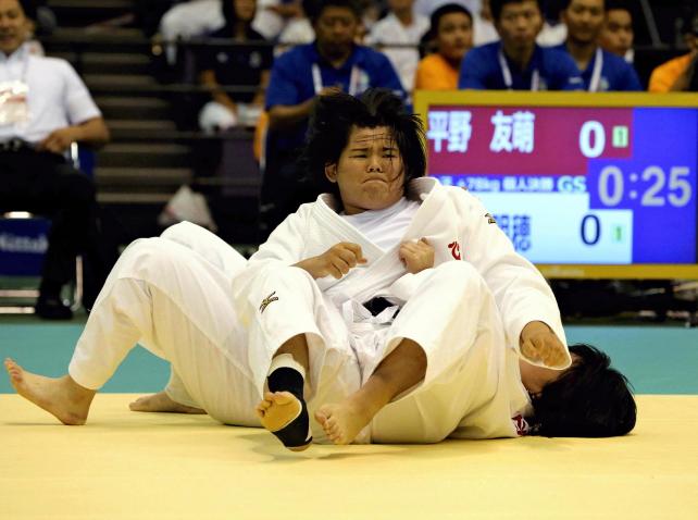 柔道女子78キロ超級で、優勝した藤枝順心の米川明穂選手(手前)
