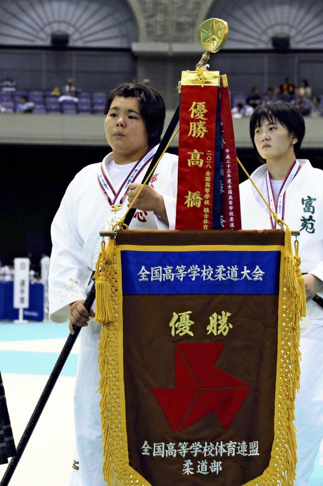柔道女子78キロ超級で、優勝した藤枝順心の米川選手(左)