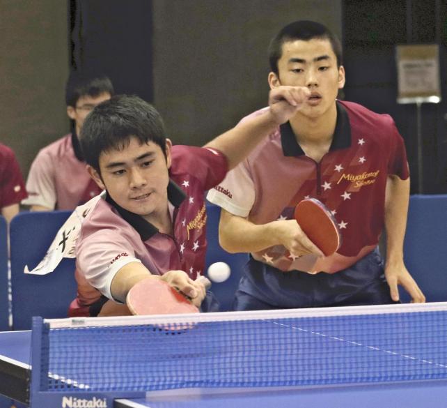球に食らいつく都城商・片平選手(左)と藤井選手