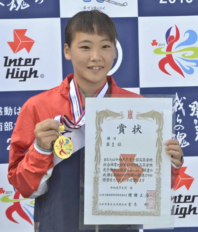 優勝し笑顔を見せる高知商の山崎選手