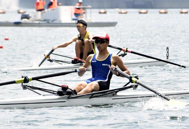 男子シングルスカルに出場した徳島市立の松村選手(手前)