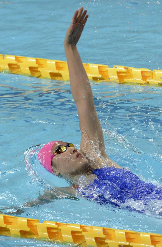 競泳女子１００メートル背泳ぎで優勝した武南の酒井夏海