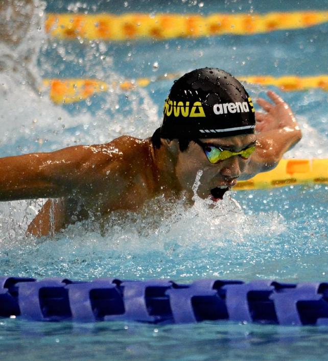 競泳男子200メートルバタフライで優勝した昭和学院の寺門選手