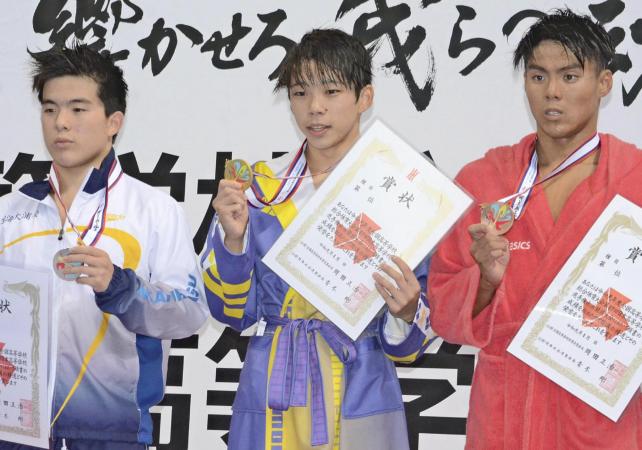 競泳男子２００メートルバタフライで優勝し、表彰台で笑顔を見せる昭和学院の寺門選手（中央）と、準優勝した東海大浦安の井上選手（左）