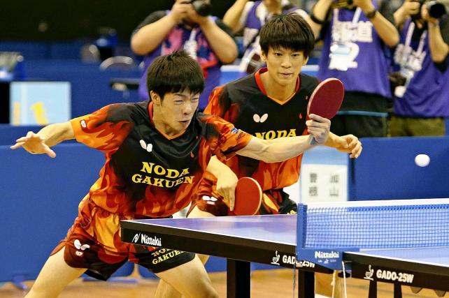 卓球男子ダブルスで優勝した野田学園の戸上隼輔(右)、宮川昌大組