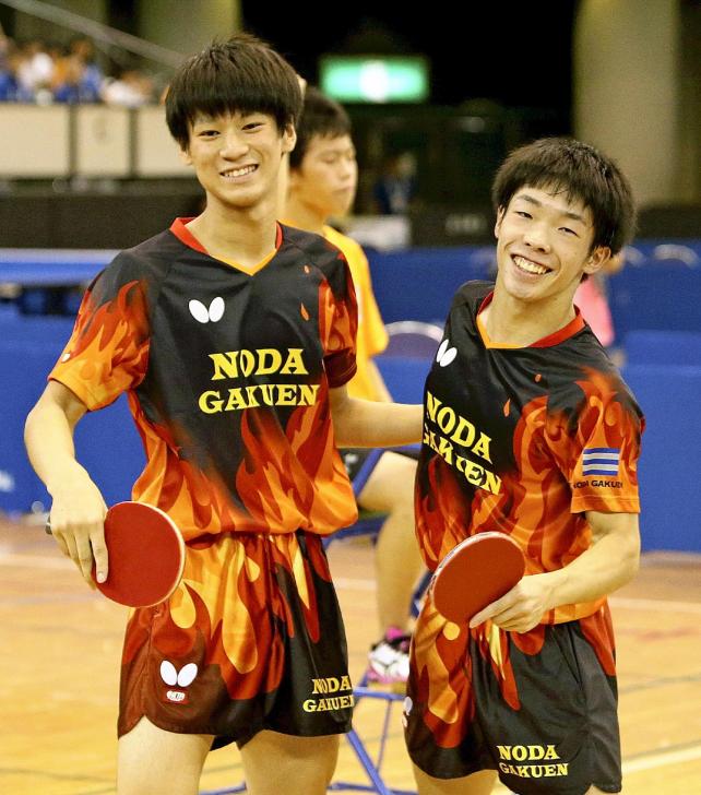 卓球男子ダブルスで優勝し笑顔を見せる野田学園の戸上隼輔(右)、宮川昌大組