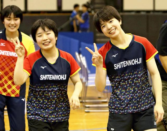 女子ダブルスで優勝した四天王寺の大川真美選手（右）と本井明梨選手（中央）