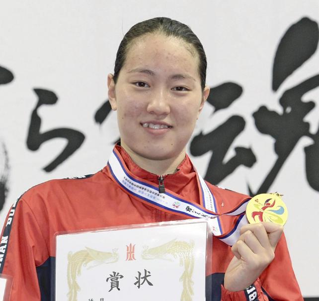 2種目を制し、表彰台で喜ぶ武南の酒井夏海選手