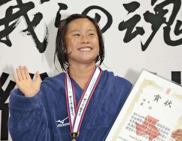 400メートル自由形に続き2冠。表彰台で喜ぶ近大付の中村選手