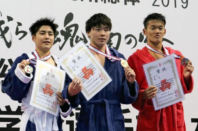 男子1500メートル自由形で(左から)準優勝の須磨学園の久保田、優勝した四条畷学園の井本、3位の桃山学院の金星選手