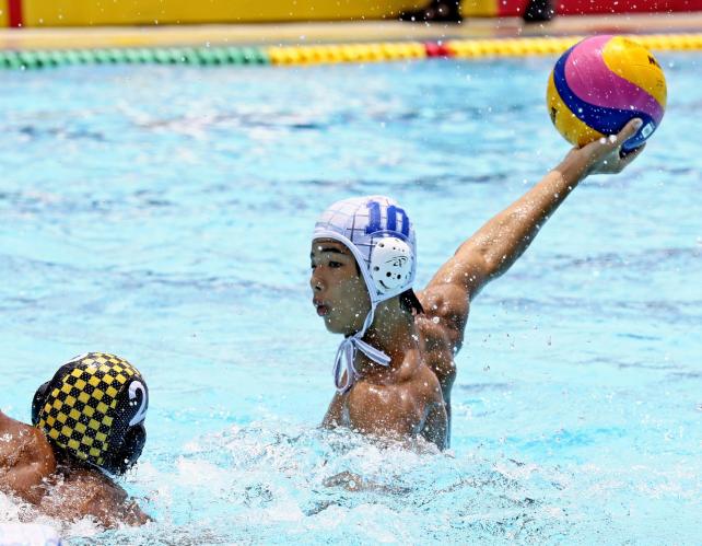四日市中央工の城公耀選手(右)がシュートを放つ