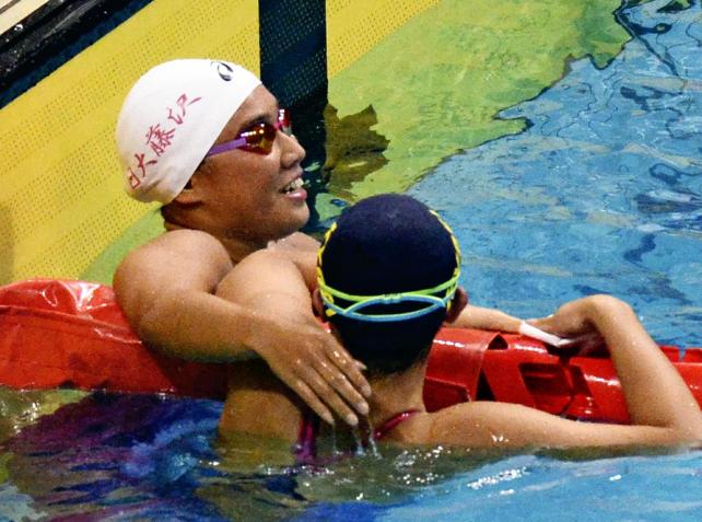 100メートル自由形で優勝、隣の選手から祝福を受ける神奈川・日大藤沢の大内紗雪選手