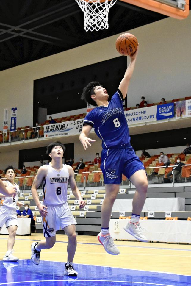 バスケットボール男子準々決勝、シュートを打つ中部大第一の選手（２８日、新潟県長岡市長岡で）＝佐賀秀玄撮影