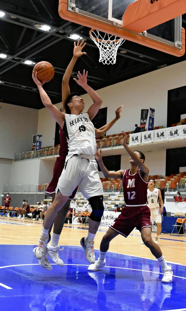 バスケットボール男子準々決勝、シュートを打つ飛龍の選手（２８日、新潟県長岡市で）＝佐賀秀玄撮影