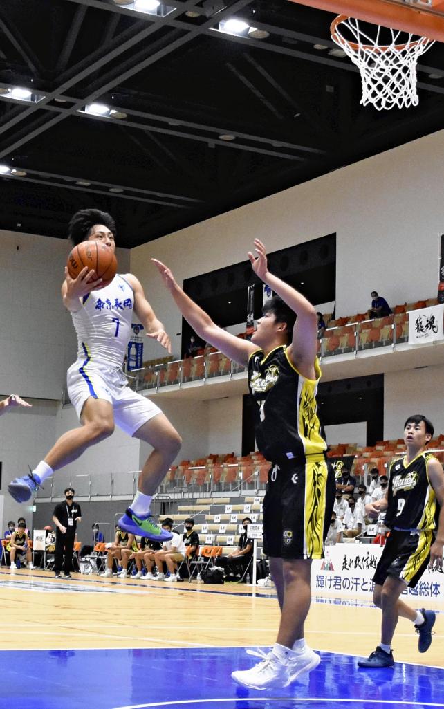 バスケットボール男子準々決勝で、積極的にシュートを狙う帝京長岡の選手（２８日午後、長岡市で）＝佐賀秀玄撮影
