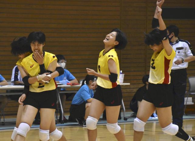 バレーボール女子予選で、金沢商（石川）を破り笑顔を見せる富士見の選手ら（２８日午前、金沢市で）＝石川泰平撮影