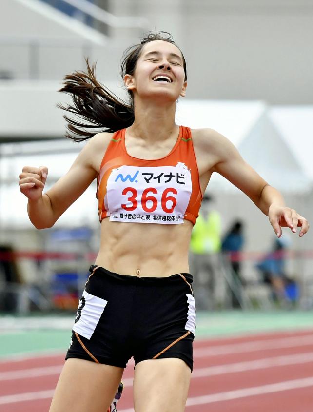 女子４００メートルで優勝した埼玉栄・タネル舞璃乃選手（２８日、福井市で）＝杉本昌大撮影