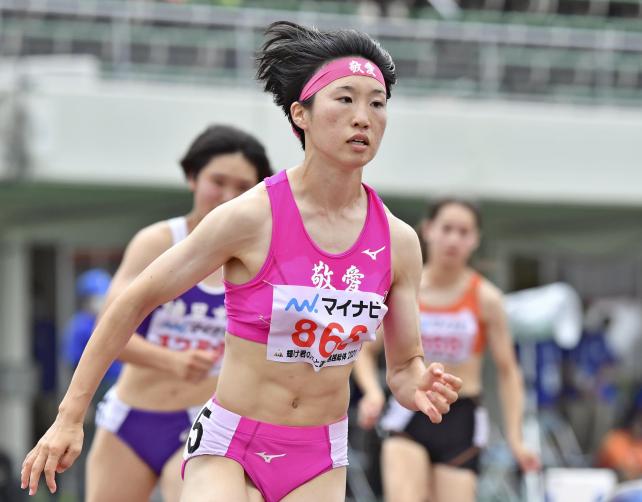 陸上女子４００メートルで２位の東大阪大敬愛・河内瀬桜選手（２８日、福井市で）＝杉本昌大撮影