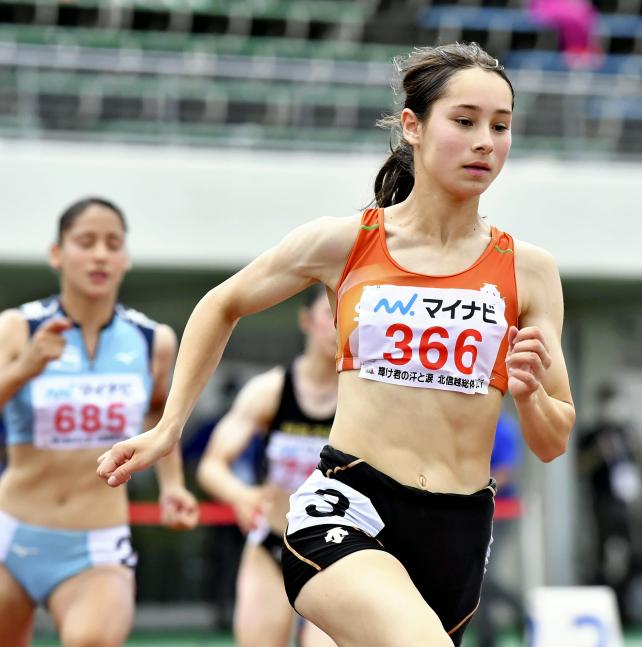陸上女子４００メートルで優勝した埼玉栄・タネル舞璃乃選手（右）（２８日、福井市で）＝杉本昌大撮影