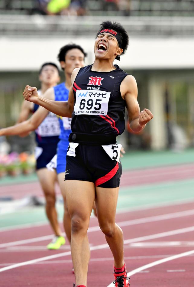 男子４００メートルで優勝し、雄たけびを上げる新潟明訓・鈴木大翼選手（２８日、福井市で）＝杉本昌大撮影