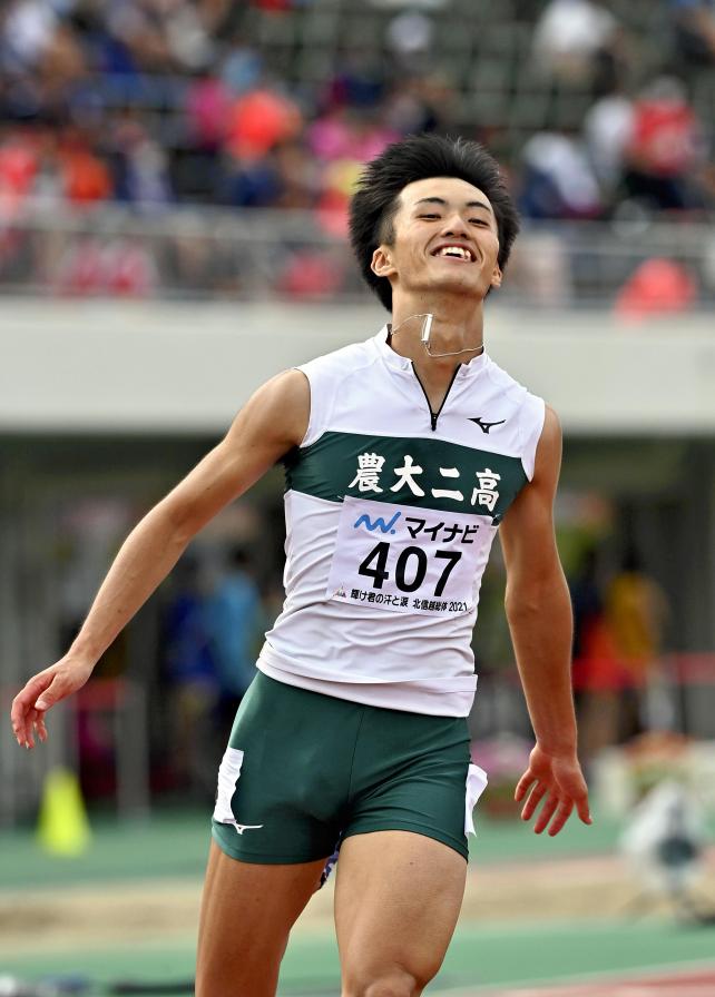 陸上男子１００メートルで優勝し、笑顔を見せる東農大二・柳田大輝（２９日）＝杉本昌大撮影
