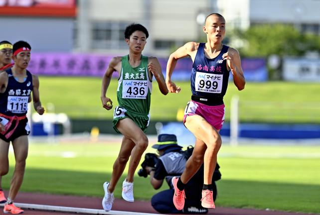 陸上男子１５００メートルで優勝した洛南・佐藤圭汰（右）（２９日）＝杉本昌大撮影